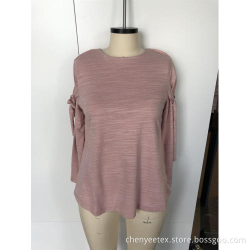 A round collar makes long sleeves look thinner